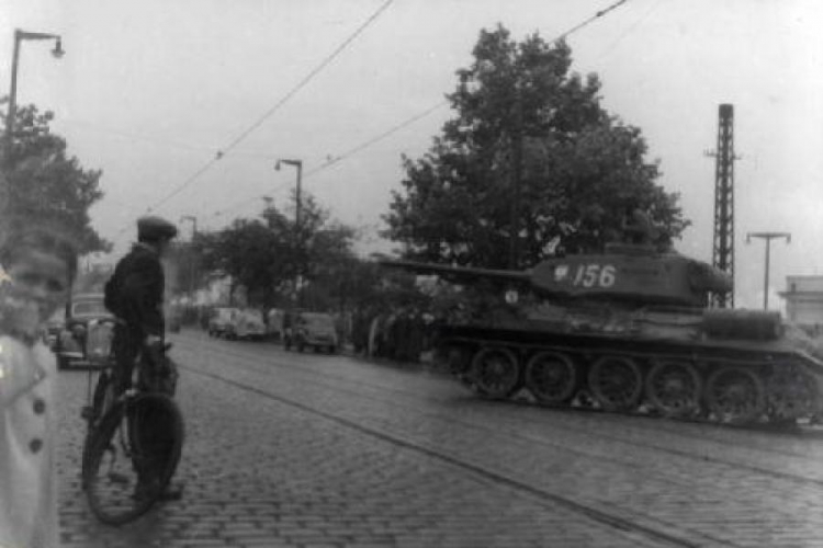 Poznański Czerwiec 1956 - czołgi przed dworcem głównym PKP. Źródło: IPN Poznański Czerwiec 1956 - czołgi przed dworcem głównym PKP. Źródło: IPN