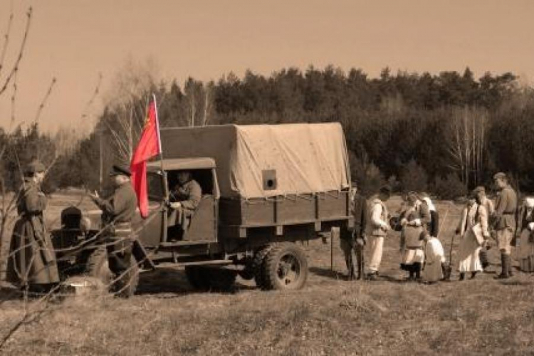 Zdjęcie z filmu "Przez czerwoną granicę", wyprodukowanego przez Fundację Joachima Lelewela we współpracy z TMHW Kalina Krasnaja.