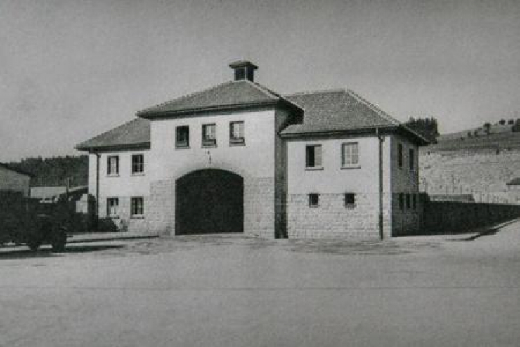 Jourhaus - główna brama do obozu KZ Gusen, dziś ten sam budynek spełnia rolę willi.