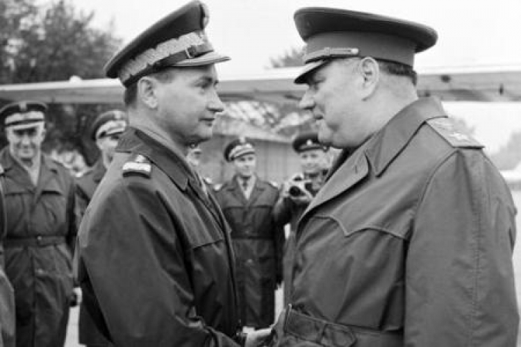 Gen. W. Jaruzelski i marsz. I. Jakubowski. Warszawa 11.11.1968. Fot. PAP/CAF