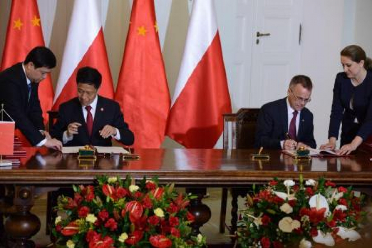 Wiceminister kultury Jarosław Sellin (P) i ambasador Chin Xu Jian podpisują protokołu ws. współpracy. Fot. PAP/J.Turczyk
