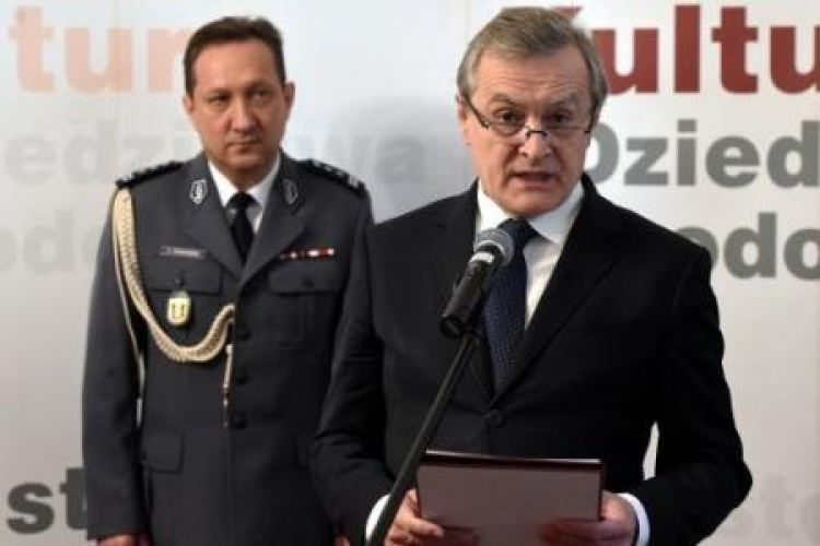 Uroczystość wręczenie odznak Zasłużony dla Kultury Polskiej funkcjonariuszom stołecznej policji. Fot. PAP/R. Pietruszka