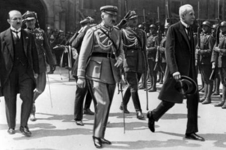 Ignacy Mościcki, Marszałek Józef Piłsudski i premier Kazimierz Bartel przybywają na Zamek Królewski. Fot PAP/Reprodukcja
