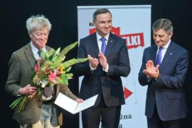 Prof. R. Scruton odebrał z rąk prezydenta A. Dudy i marszałka M. Kuchcińskiego medal "Odwaga i Wiarygodność". Fot. PAP