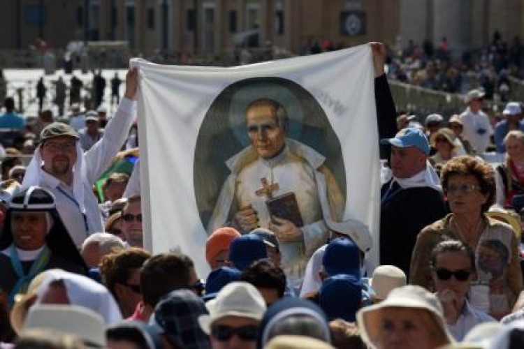 Pielgrzymi z portretem błogosławionego Stanisława Papczyńskiego na Placu św. Piotra w Watykanie. Fot. PAP/R. Pietruszka