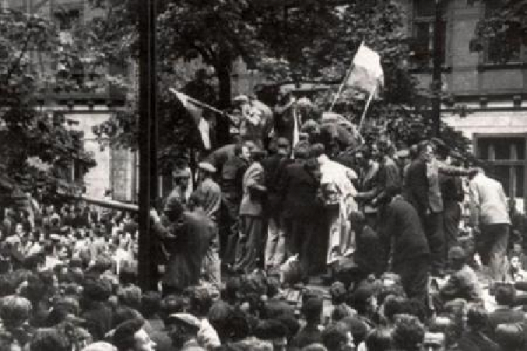 Poznański Czerwiec'56 - demonstranci na czołgu. 28.06.1956. Źródło: IPN