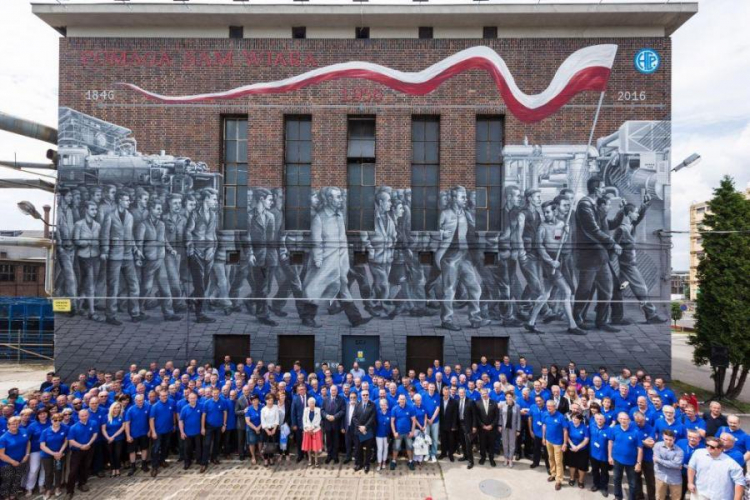 Mural upamiętniający 60. rocznicę Poznańskiego Czerwca '56 na budynku Zakładów Cegielskiego. Fot. PAP/M. Zakrzewski 