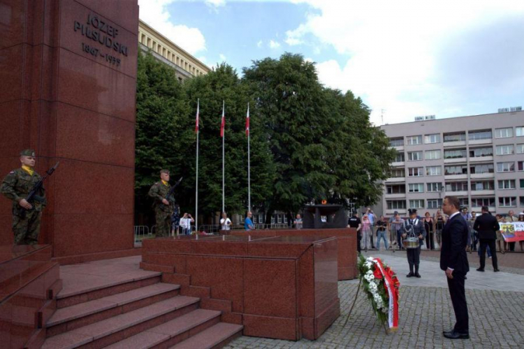Prezydent Andrzej Duda składa wieniec przed pomnikiem marszałka Józefa Piłsudskiego w Katowicach. Fot. PAP/A. Grygiel Prezydent Andrzej Duda składa wieniec przed pomnikiem marszałka Józefa Piłsudskiego w Katowicach. Fot. PAP/A. Grygiel