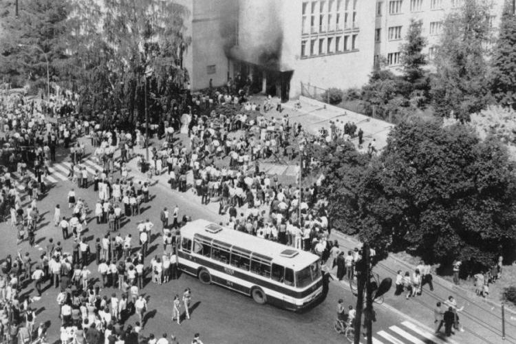 Radomski Czerwiec 1976 - protestujący przed budynkiem KW PZPR. Fot. PAP/CAF/Reprodukcja