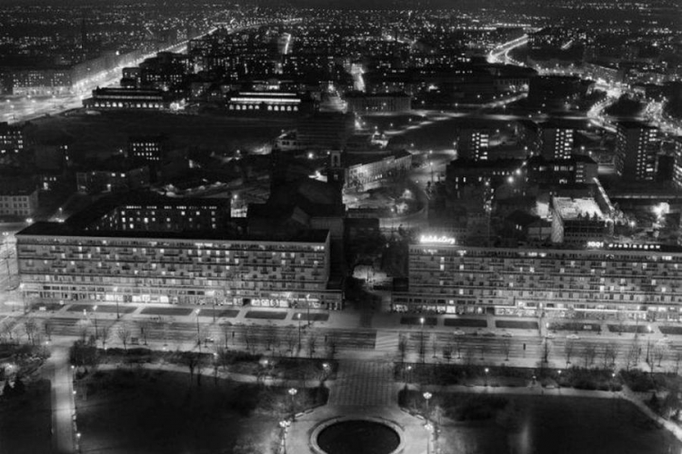 Warszawa, 1969. Ulica Świętokrzyska nocą – widok z Pałacu Kultury i Nauki. Fot. Zbyszko Siemaszko/FORUM