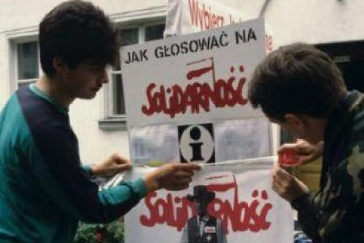 Wybory do Sejmu i Senatu, punkt wyborczy przy ul. Wyspiańskiego na Żoliborzu. Warszawa, 04.06.1989. Fot. PAP/J. Morek