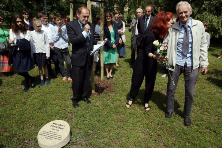 A. Pilecki (P), D. Pilecka i J. Kisielewski podczas sadzenia drzewka upamiętniającego płk. Pileckiego. Fot. PAP/T. Gzell