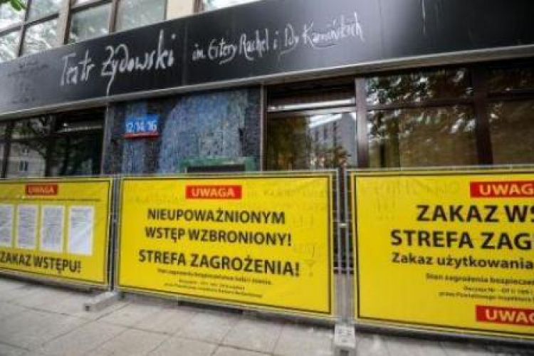 Tablice ostrzegawcze rozstawione wokół wejścia do Teatru Żydowskiego w Warszawie. Fot. PAP/M. Obara Tablice ostrzegawcze rozstawione wokół wejścia do Teatru Żydowskiego w Warszawie. Fot. PAP/M. Obara