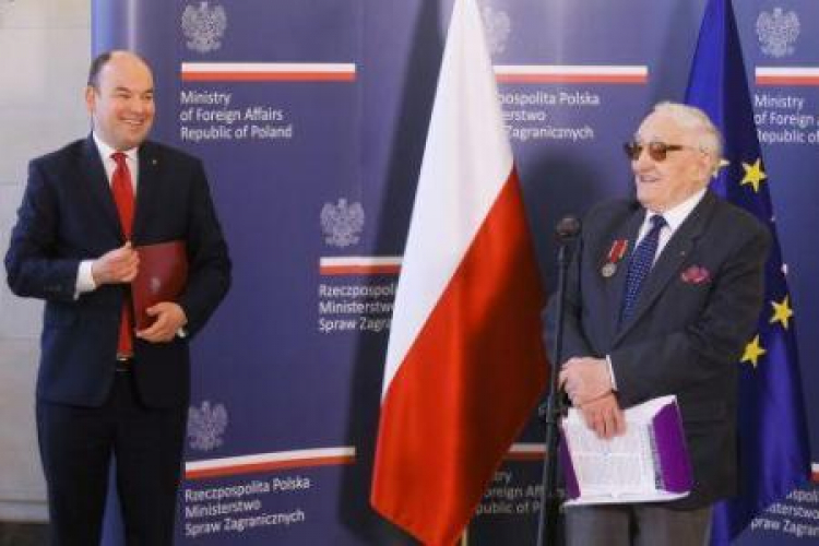 Karol Tendera (P) odebrał z rąk wiceszefa MSZ Jana Dziedziczaka odznakę „Bene Merito”. Fot. PAP/P. Supernak 
