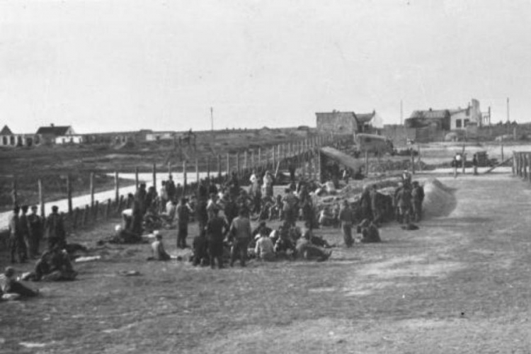 Pacyfikacja Zamojszczcyzny - obóz w Biłgoraju 1.1.1942 r. Fot. PAP/GKBZNwP