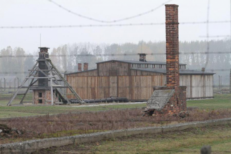 Drewniany barak dawnego niemieckiego obozu KL Auschwitz II-Birkenau. 2012 r. Fot. PAP/J. Bednarczyk 