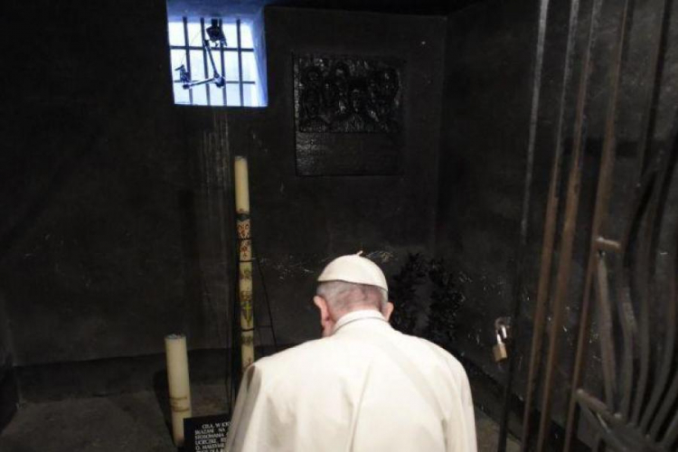Papież modli się w celi męczeńskiej śmierci o. Maksymiliana Kolbego w Auschwitz. Fot.PAP/EPA/Osservatore Romano