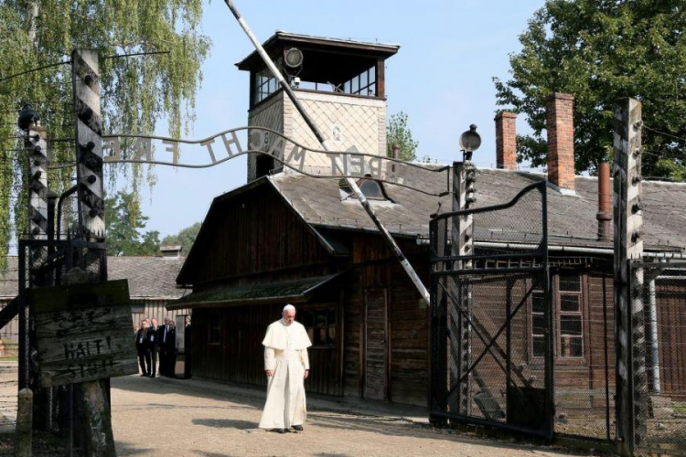 Papież Franciszek przechodzi przez bramę b. niemieckiego, nazistowskiego obozu zagłady Auschwitz. Fot. PAP/P. Supernak