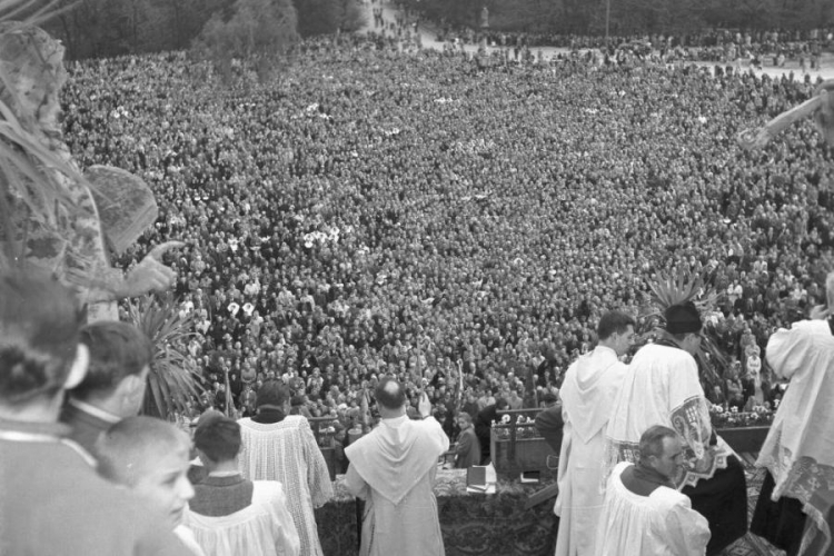 Obchody 1000-lecia chrztu Polski na Jasnej Górze 1966 r. Fot. PAP/A. Kossobudzki