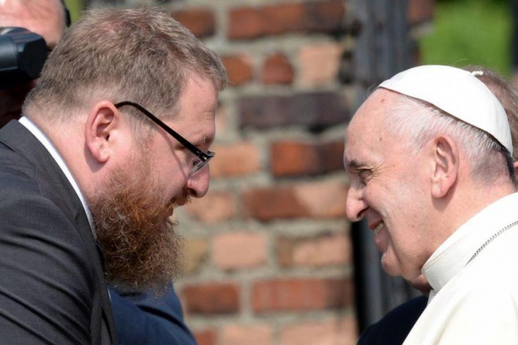 Papież Franciszek rozmawia z dyrektorem Państwowego Muzeum Auschwitz-Birkenau Piotrem Cywińskim. Fot. PAP/D. Delmanowicz