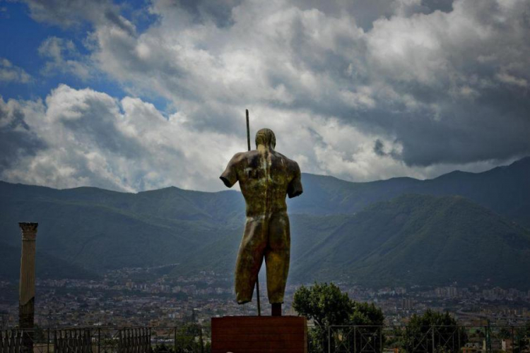 Rzeźba „Dedal” Igora Mitoraja w Pompejach. Fot. PAP/EPA