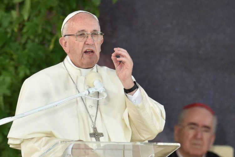 Papież Franciszek przemawia na zakończenie drogi krzyżowej na krakowskich Błoniach. Fot. PAP/R. Pietruszka