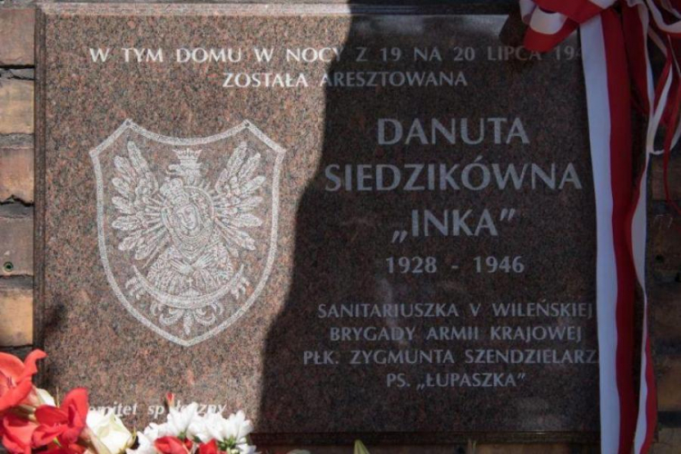 Tablica pamiątkowa poświęcona Danucie Siedzikównie „Inkce” przy ul. Wróblewskiego w Gdańsku. Fot. PAP/R. Jocher 