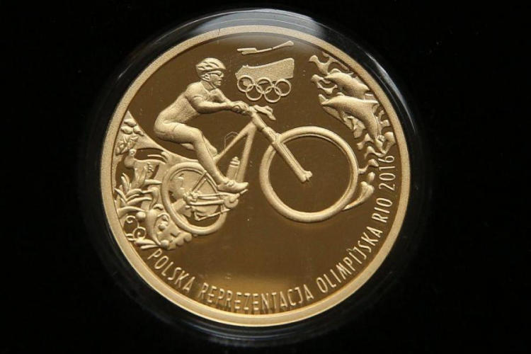 Złota moneta z okazji IO w Rio de Janeiro. Fot. PAP/R. Guz 