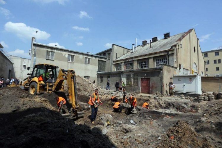 Prace poszukiwawcze na terenie Aresztu Śledczego przy ul. Rakowieckiej w Warszawie. 26.07.2016. Fot. PAP/T. Gzell