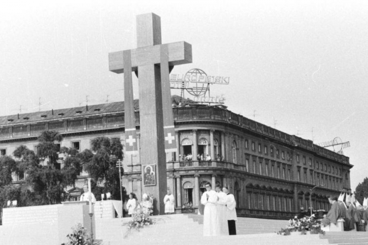Jan Paweł II na Pl. Zwycięstwa w Warszawie 1979 r. Fot. PAP/M. Broniarek