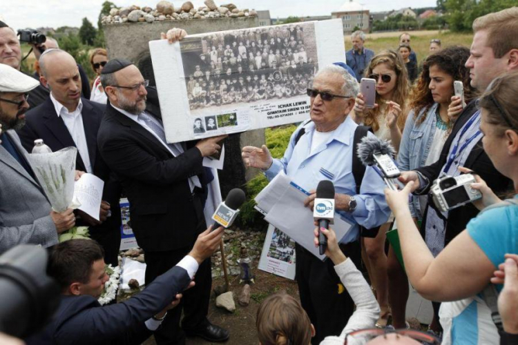 Naczelny rabin Polski Michael Schudrich (3L) i ocalony dzięki polskiej rodzinie Icchak Lewin (4P) Fot. PAP/A. Reszko