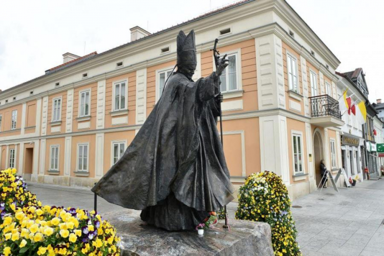 Pomnik papieża Jana Pawła II przed Muzeum Dom Rodzinnego Jana Pawła II w Wadowicach. Fot. PAP/J. Bednarczyk 