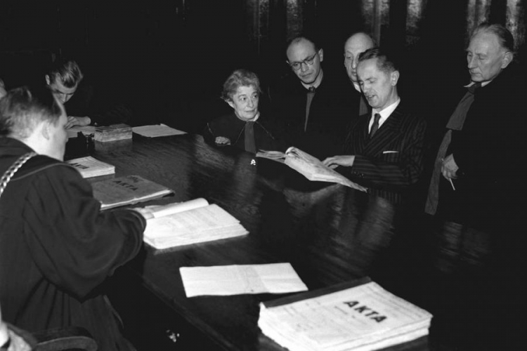 Kazimierz Moczarski (drugi z prawej) zapoznaje się z aktami w czasie procesu rehabilitacyjnego w 1956 r. Fot. PAP/CAF