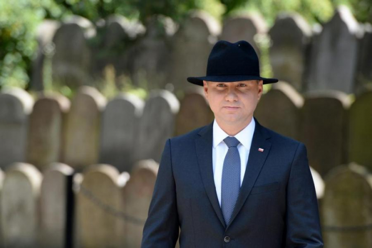 Prezydent A. Duda przy grobie ofiar na cmentarzu żydowskim w dzielnicy Pakosz w Kielcach. Fot. PAP/P. Polak