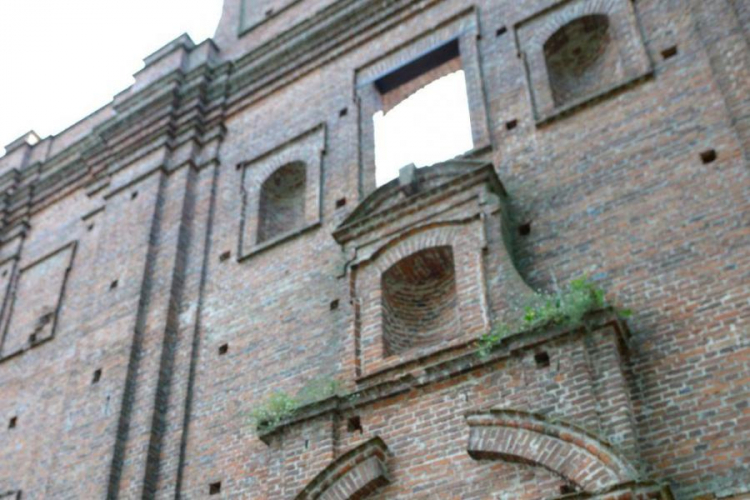 Ruiny kościoła w Kisielinie, gdzie 11 VII 1943 r. ukraińscy nacjonaliści zamordowali ok. 90 Polaków. Fot. PAP/J. Turczyk