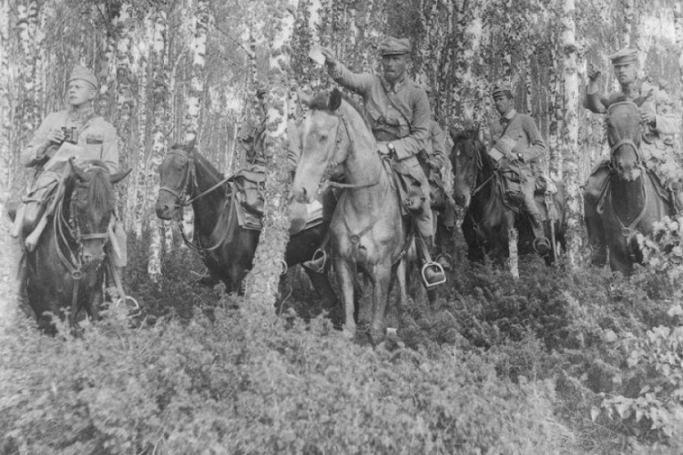 Mjr Andrzej Galica wydaje rozkazy -Wołyń, 1916 zdjęcie wykonane w okresie bitwy pod Kostiuchnówką. Fot. NAC