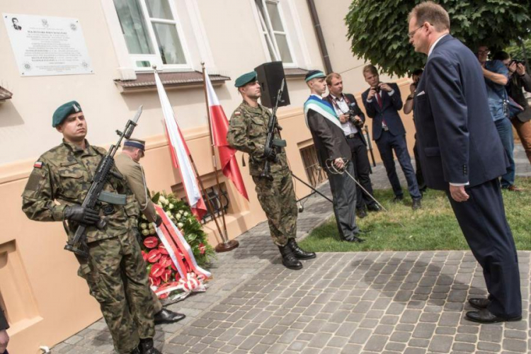 Jan Józef Kasprzyk podczas uroczystości odsłonięcia tablicy poświęconej płk. Ryszardowi Kuklińskiemu. Fot.PAP/T.Koryszko