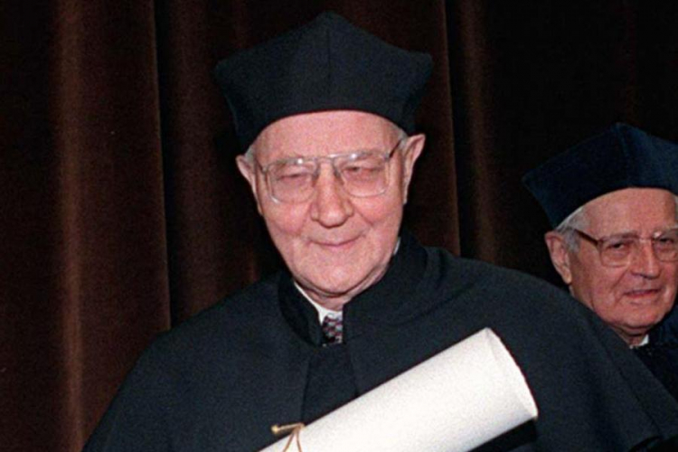 Prof. Gerard Labuda z tytułem doktora honoris causa Uniwersytetu Warszawskiego. 1997 r. Fot. PAP/CAF/P. Wierzchowski