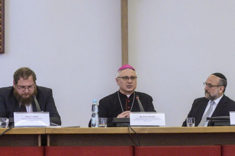 Bp Artur Miziński (C), rabin Michael Schudrich (P), dyr. Muzeum Auschwitz Piotr Cywiński.15.7.2016. Fot. PAP/J. Kamiński