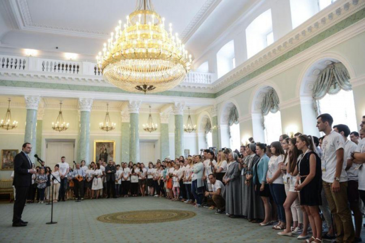 Min. Kwiatkowski podczas spotkania z bp. Lechowiczem i uczestnikami Kongresu Młodzieży Polonijnej. Fot. PAP/J. Kamiński 