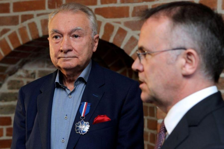 Bursztynnik Lucjan Myrta (L) odebrał z rąk wiceministra kultury Jarosława Sellina medal Gloria Artis. Fot.PAP/P. Wittman