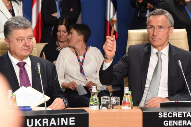 Prezydent Ukrainy (L) i szef NATO podczas Komisji NATO-Ukraina. Warszawa, 09.07.2016. Fot. PAP/R. Pietruszka