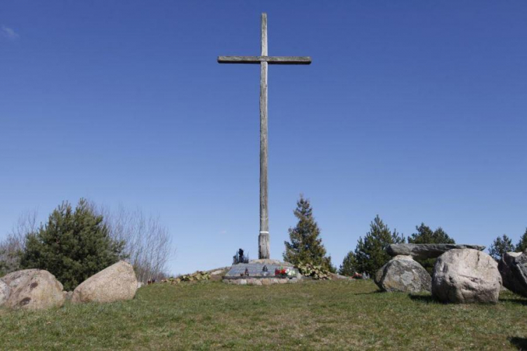Krzyż w Gibach upamiętniający pomordowanych w obławie augustowskiej. Fot. PAP/A. Reszko Krzyż w Gibach upamiętniający pomordowanych w obławie augustowskiej. Fot. PAP/A. Reszko