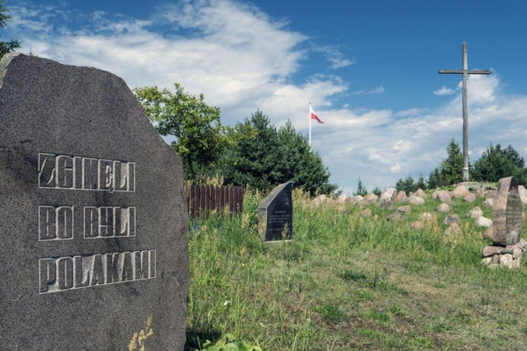 Pomnik w formie głazowiska poświęcony pamięci ofiar obławy augustowskiej w  Gibach (Podlaskie). Fot. PAP/J. Ochoński