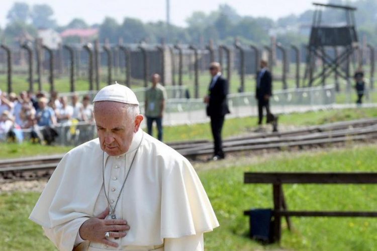 Papież na terenie b. niemieckiego obozu KL Auschwitz II-Birkenau. Fot. PAP/EPA