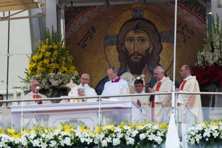 Papież Franciszek (2L) w trakcie mszy św., odprawionej na jasnogórskich błoniach. Fot. PAP/G. Michałowski 