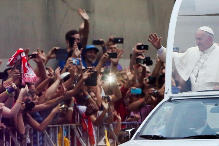 Papież Franciszek w papamobile. Kraków, 27.07.2016. Fot. PAP/P. Supernak