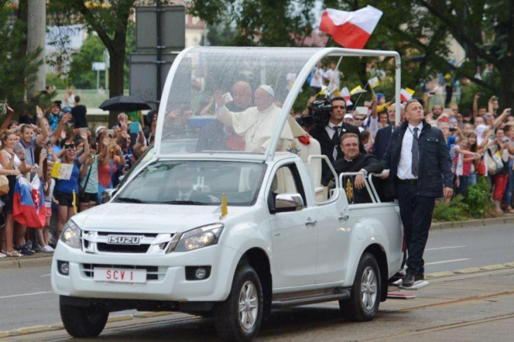 Papież Franciszek w papamobile na trasie przejazdu z lotniska na Wawel. Kraków, 27.07.2016. Fot. PAP/D. Delmanowicz 