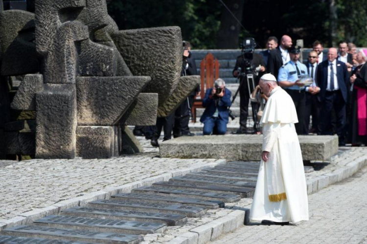 Papież Franciszek modli się przy pomniku upamiętniającym ofiary Auschwitz. Fot. PAP/J. Turczyk 