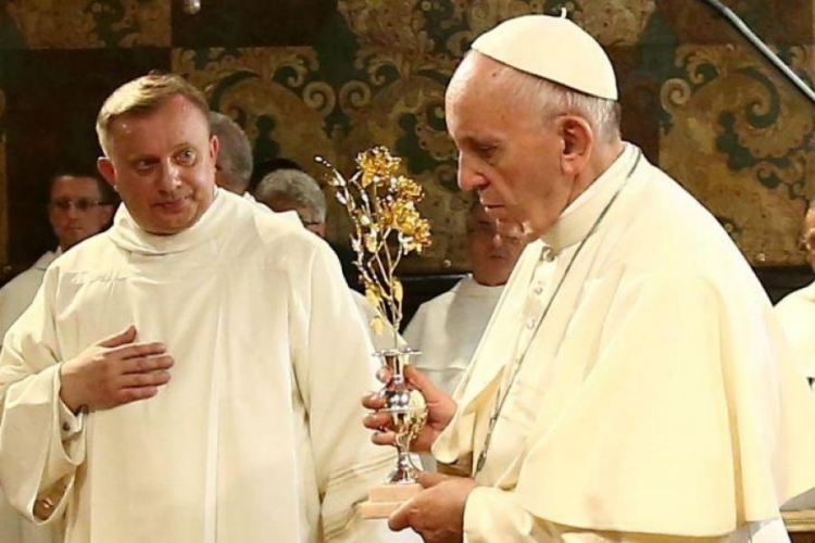 Papież Franciszek składa Złota Różę w Kaplicy Cudownego Obrazu na Jasnej Górze. 28.07.2016. Fot. PAP/L. Szymański Papież Franciszek składa Złota Różę w Kaplicy Cudownego Obrazu na Jasnej Górze. 28.07.2016. Fot. PAP/L. Szymański
